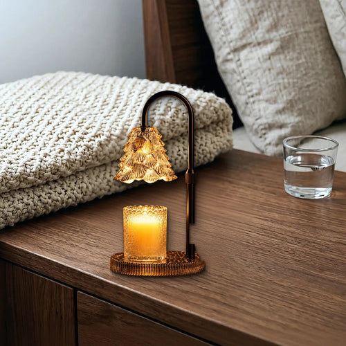 Lámpara calienta-velas encendida sobre mesa de madera